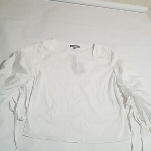 Marled reunited clothing.  Size medium NWT white